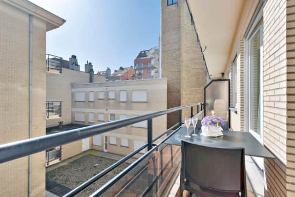 Cozy apartment w/ balcony & parking - Image 5