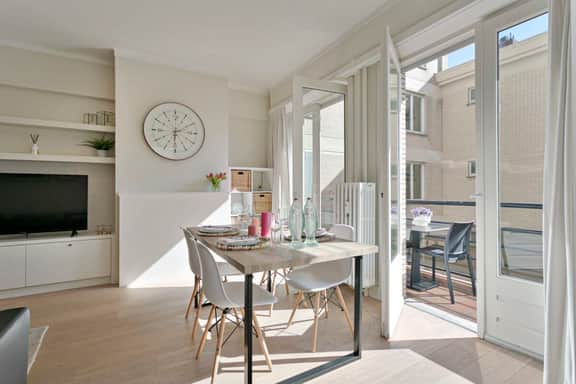 Cozy apartment w/ balcony & parking - Image 2