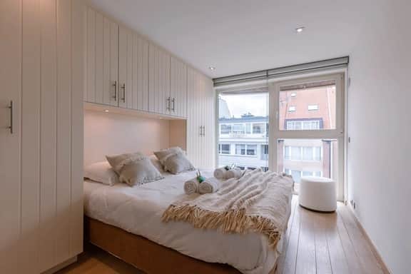 Bright 3BR retreat w/ kitchen & balcony - Image 3