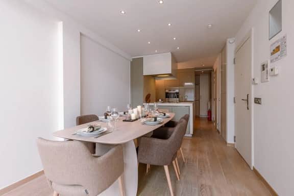 Bright 3BR retreat w/ kitchen & balcony - Image 2