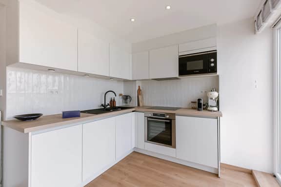 Coastal apartment w/ kitchen & workspace - Image 4