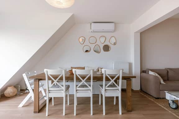 Coastal apartment w/ kitchen & workspace - Image 2
