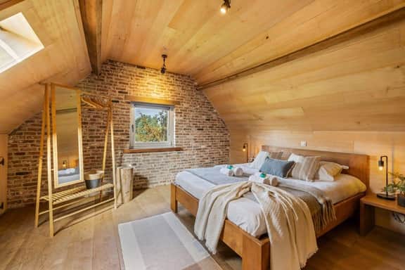 Cozy 3BR home w/ backyard & parking - Image 3