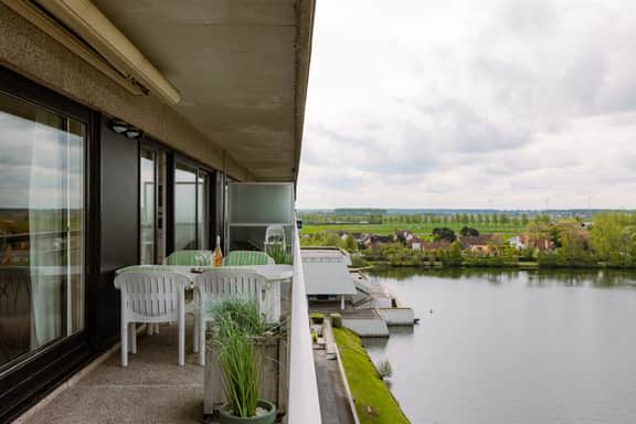 Waterfront retreat w/ pool & balcony - Image 5
