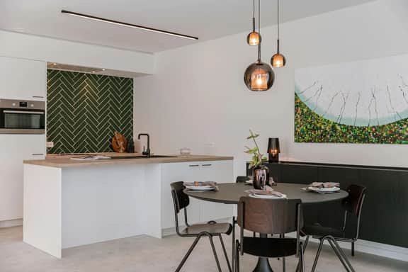 Cozy 2BR apartment w/ kitchen & balcony - Image 2