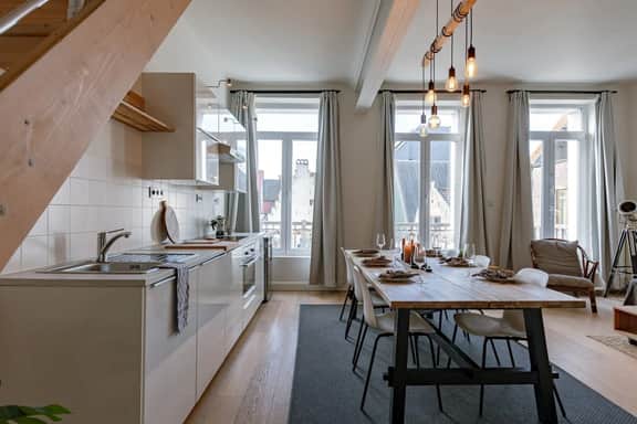 Charming apartment w/ garden & skyline views - Image 5