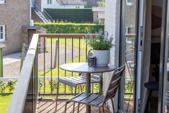 Cozy apartment w/ balcony & workspace - Image 5