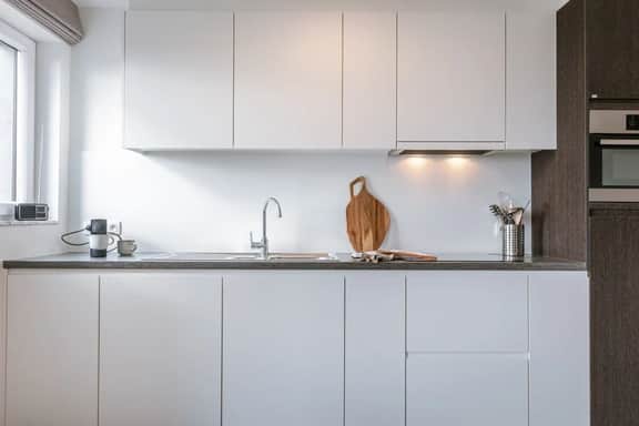 Bright 2BR retreat w/ kitchen & workspace - Image 4