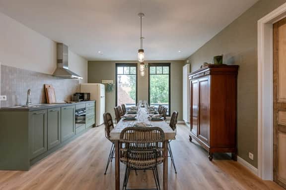 Charming retreat w/ workspace & TV - Image 2
