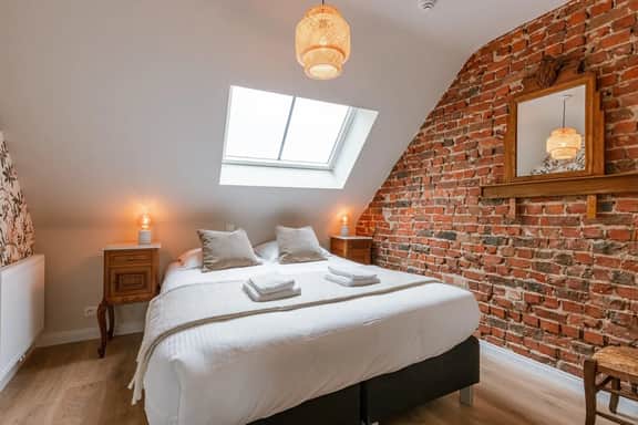 Charming retreat w/ workspace & TV - Image 3