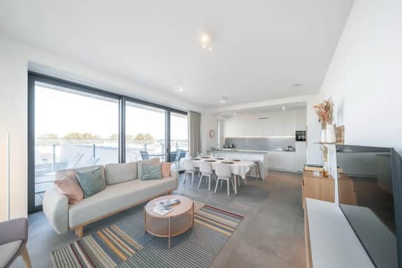 Beachside apartment w/ pool & gym access - Image 2