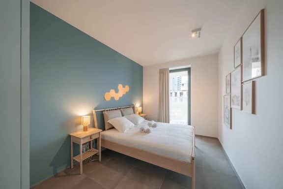 Beachside apartment w/ pool & gym access - Image 4