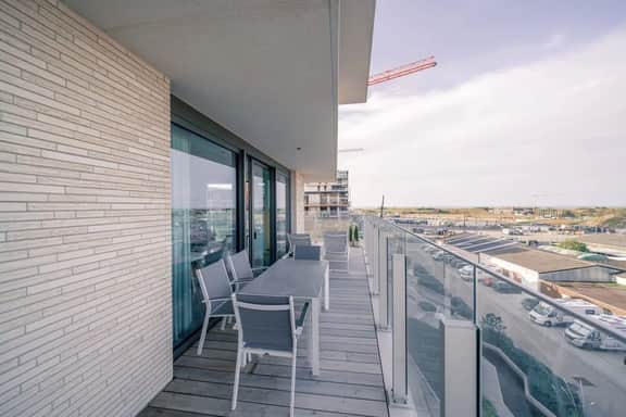 Beachside apartment w/ pool & gym access - Image 5