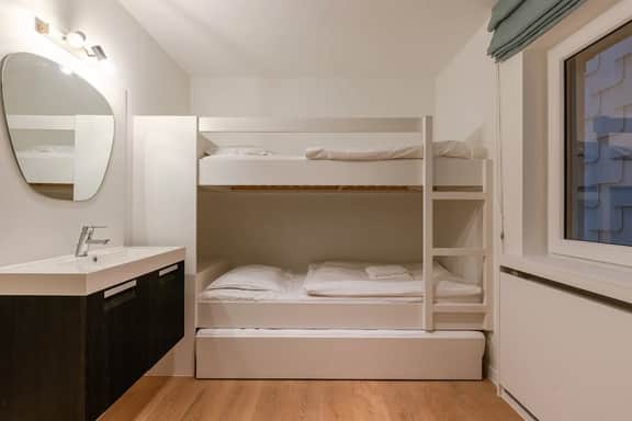 Coastal getaway w/ full kitchen & workspace - Image 5