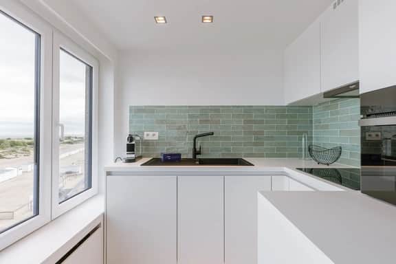 Coastal getaway w/ full kitchen & workspace - Image 4