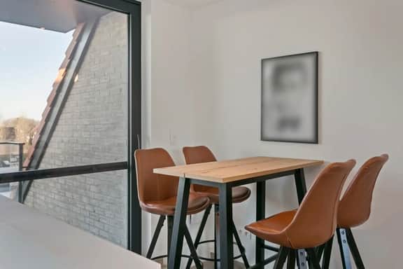 Cozy 3BR apartment w/ kitchen & balcony - Image 5