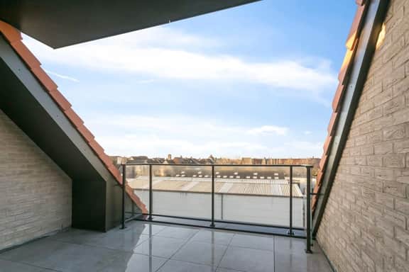 Cozy 3BR apartment w/ kitchen & balcony - Image 4