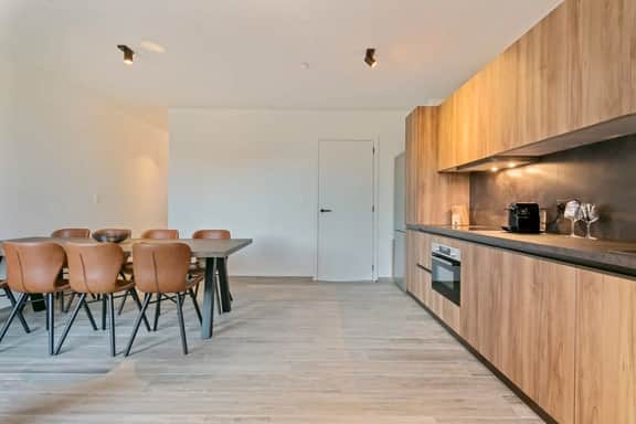 Cozy 3BR apartment w/ kitchen & balcony - Image 2