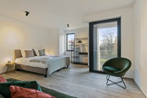 Cozy 3BR apartment w/ kitchen & balcony - Image 3