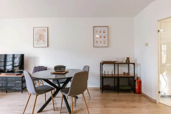 Cozy 2BR unit w/ kitchen & TV - Image 2