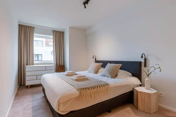 Waterfront apartment w/ beach access & balcony - Image 3