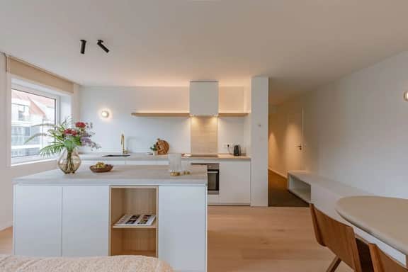 Waterfront apartment w/ beach access & balcony - Image 4