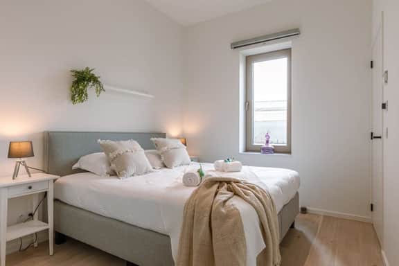 Coastal retreat w/ terrace & self check-in - Image 3