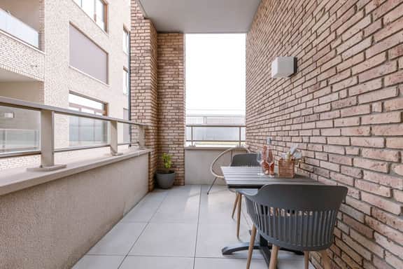 Coastal retreat w/ terrace & self check-in - Image 4