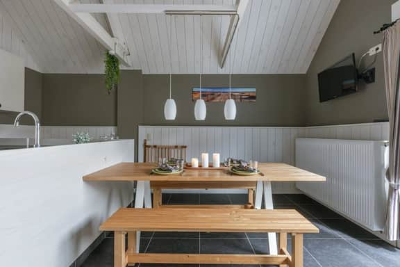 Coastal hideaway w/ full kitchen & terrace - Image 4