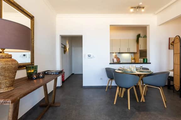 Waterfront studio w/ beach access & balcony - Image 3
