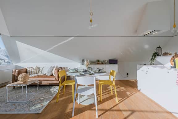 Bright 2BR apartment w/ balcony - Image 2