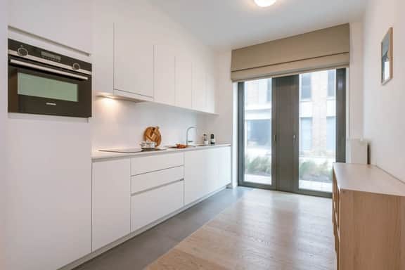 3BR home w/ kitchen & workspace - Image 4
