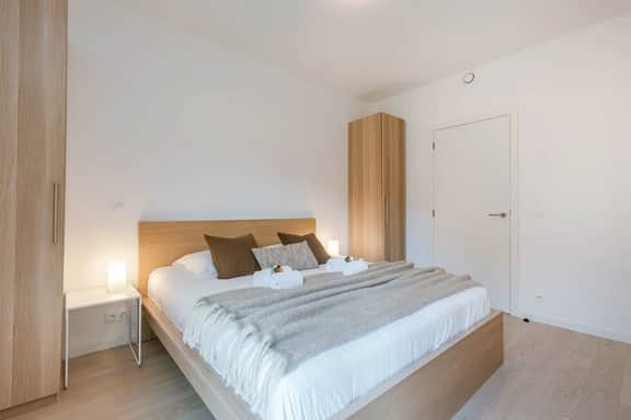 3BR home w/ kitchen & workspace - Image 3