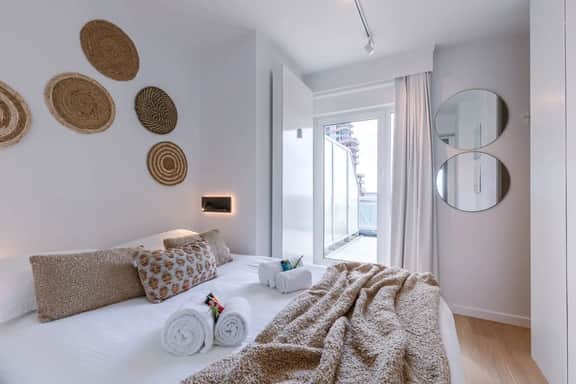Seafront retreat w/ two terraces - Image 4