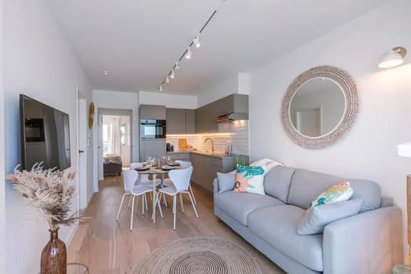 Seafront retreat w/ two terraces - Image 2