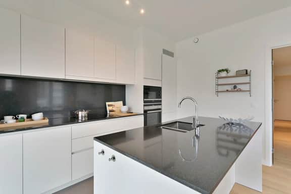 Bright coastal retreat w/ kitchen & parking - Image 4