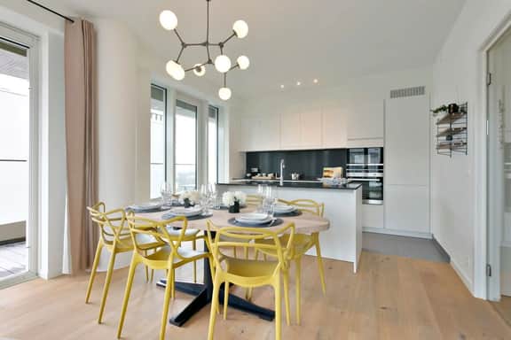 Bright coastal retreat w/ kitchen & parking - Image 2