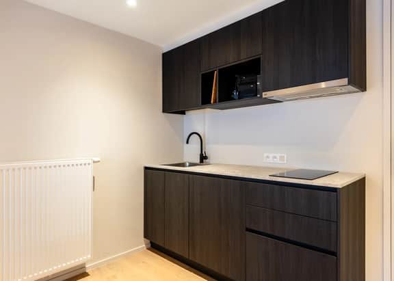 Light-filled duplex w/ workspace & TV - Image 4
