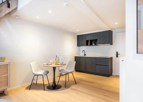 Light-filled duplex w/ workspace & TV - Image 5