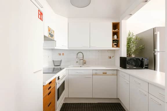 Waterfront retreat w/ workspace & TV - Image 4