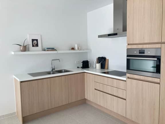 Bright 1BR apartment w/ sea-view - Image 4