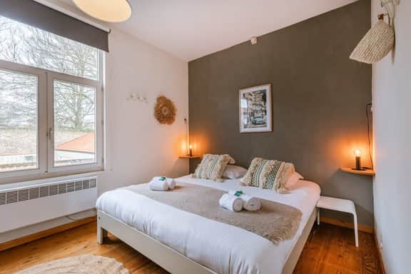 2-min to Markt: Central Townhouse w/ Courtyard - Image 3