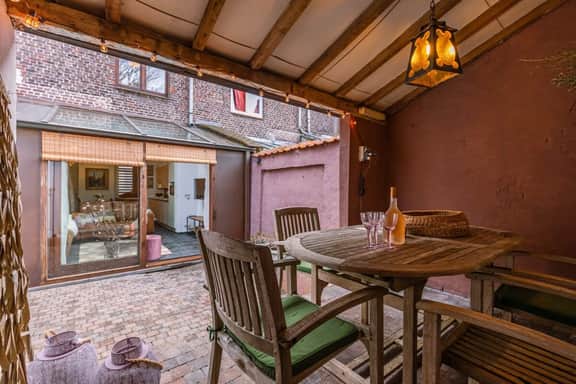 2-min to Markt: Central Townhouse w/ Courtyard - Image 4