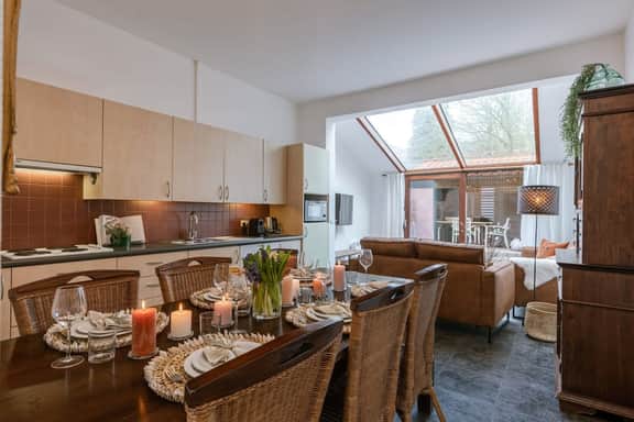 2-min to Markt: Central Townhouse w/ Courtyard - Image 5