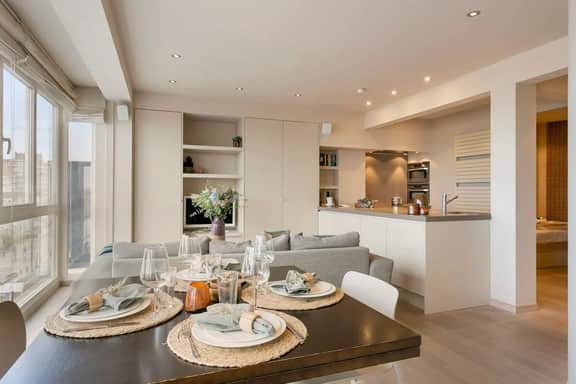 Seafront apt w/ open sea views, steps to beach - Image 4