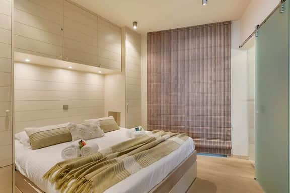 Seafront apt w/ open sea views, steps to beach - Image 3
