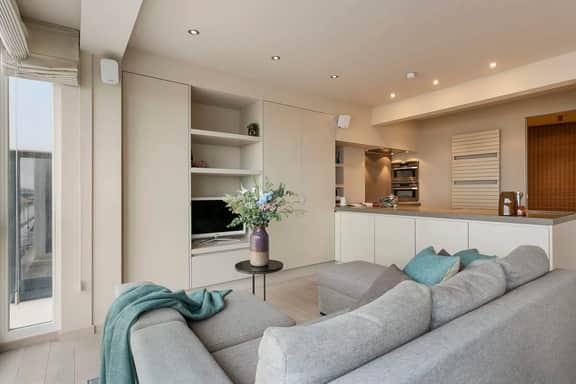 Seafront apt w/ open sea views, steps to beach - Image 5