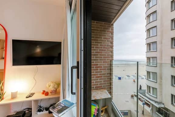 Seaside studio w/ balcony views & self check-in - Image 5