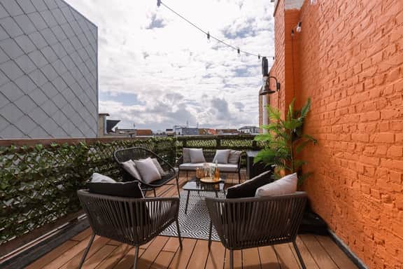 Spacious retreat w/ rooftop terrace & kitchens - Image 4