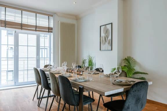 Spacious retreat w/ rooftop terrace & kitchens - Image 2
